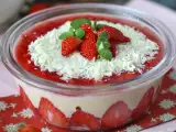 Recept Pavê de morango, eperből és sűrített tejből készült brazil desszert, amelyet hidegen kell fogyasztani.